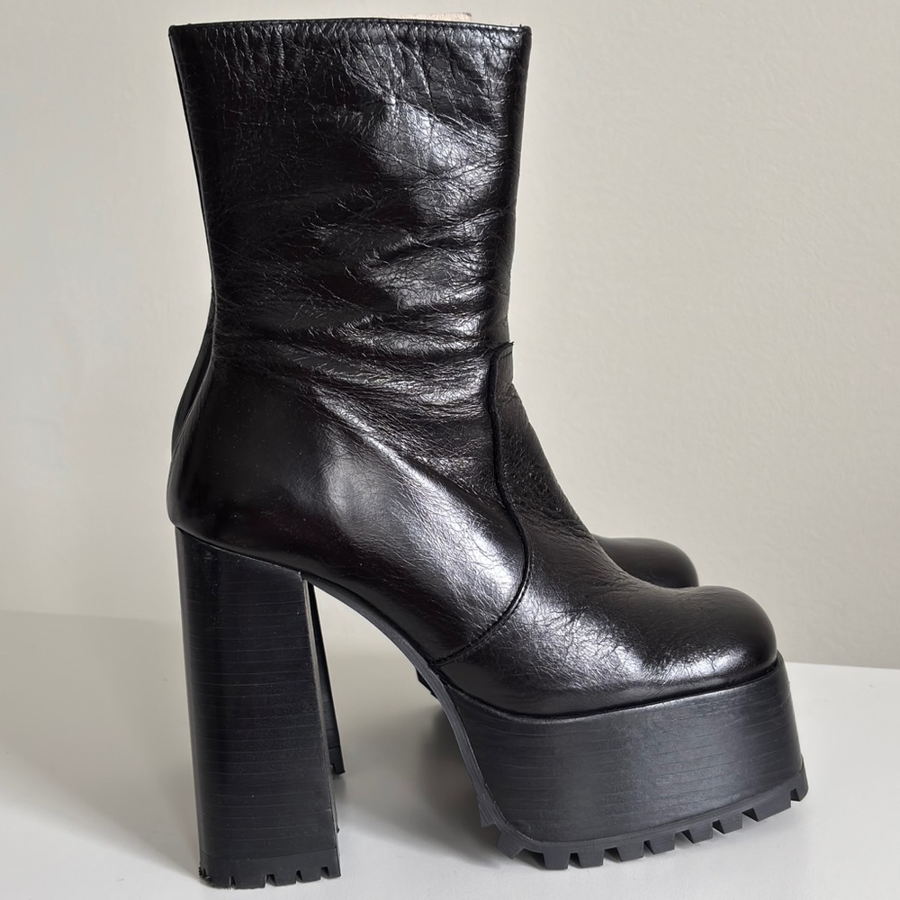 L'INTERVALLE Shiny Black Platform Boots